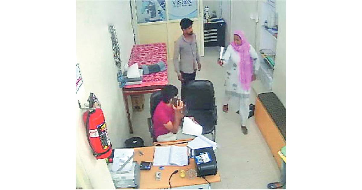 Woman cop vandalises diagnostic lab, threatens rape charge on staff